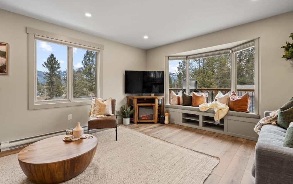 Evergreen Escape I Fireplace I Walk to the Lake in Invermere, Canada