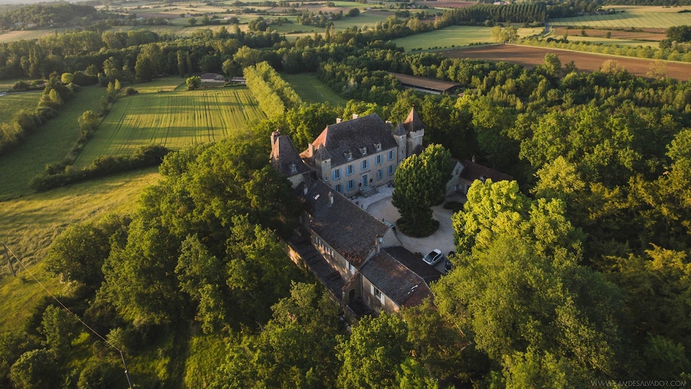 Chateau Ladausse - carbon neutral hotel in Monflanquin