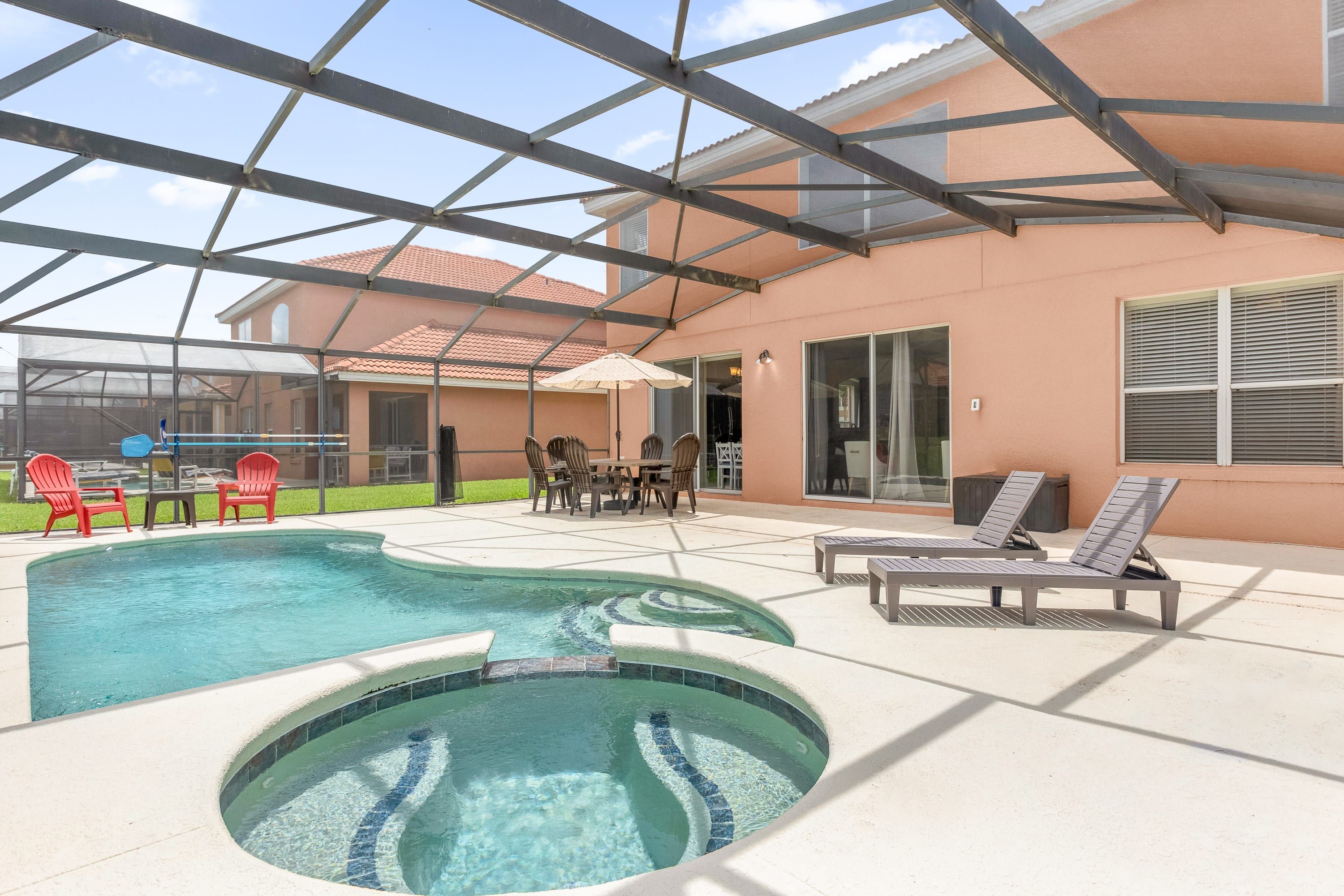 Large Spacious Home w Private Pool & Hot Tub — 4-Star Luxury Hotel in Davenport, United States