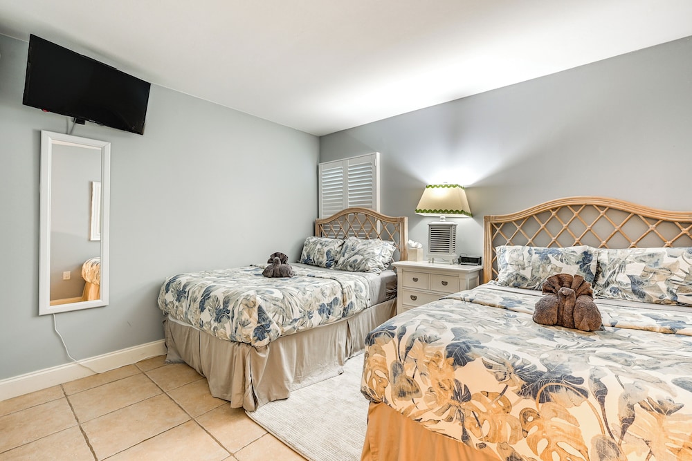 Beachy Marco Island Condo With Resort Amenities - photo 16