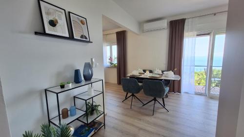 Spacious Comfortable Guestrooms W Private Bathrooms Near Koelnmesse Lanxess Arena Free Parking Highspeed Wifi — Koeln