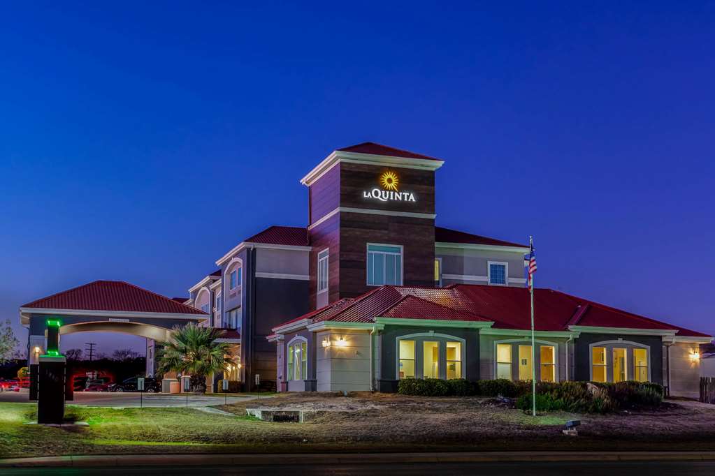 La Quinta Inn & Suites by Wyndham Kerrville - photo 5
