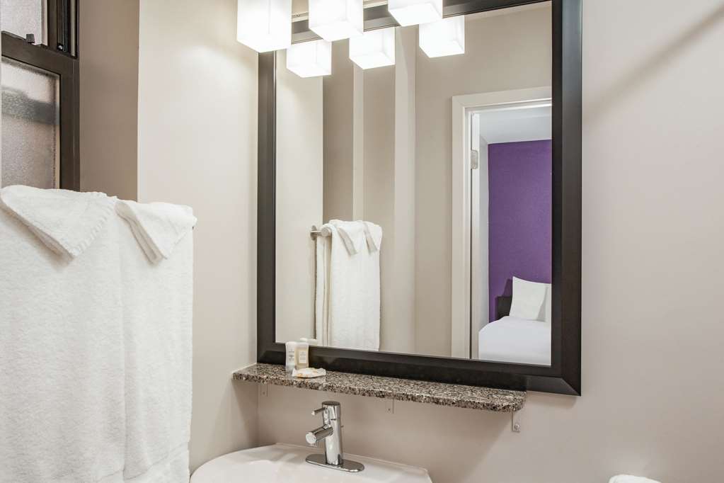 La Quinta Inn & Suites by Wyndham New York City Central Park - photo 10