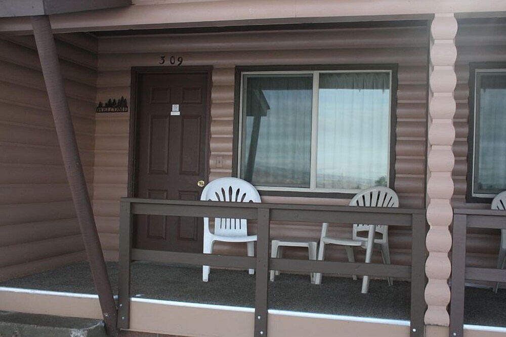 Flaming Gorge Resort - carbon neutral hotel in Manila