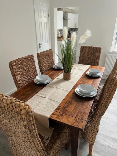 Rydal house 2 bedroom house with upstairs bathroom — 4-Star Luxury Hotel in Newton-Le-Willows, United Kingdom
