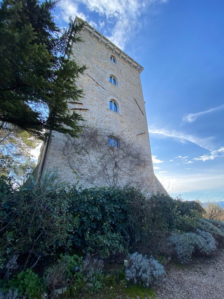 Torre Fortunata Splendidly Restored Medieval Tower Near Todi in Umbria — hotel in Todi