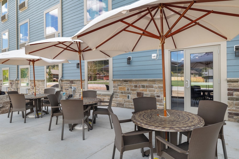 Cobblestone Hotel & Suites Alpine - photo 32