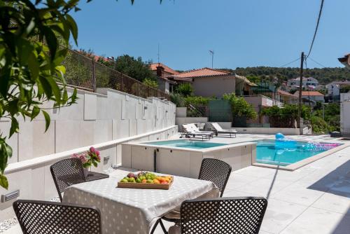 Apartment Villa Lavandula Swimming pool view — 4-Star Luxury Hotel in Trogir, Croatia