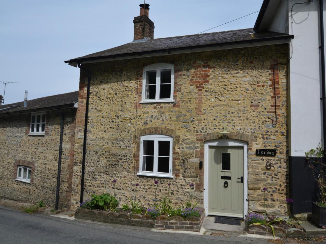 2 Bed In Bradford Peverell 66192 — Stratton