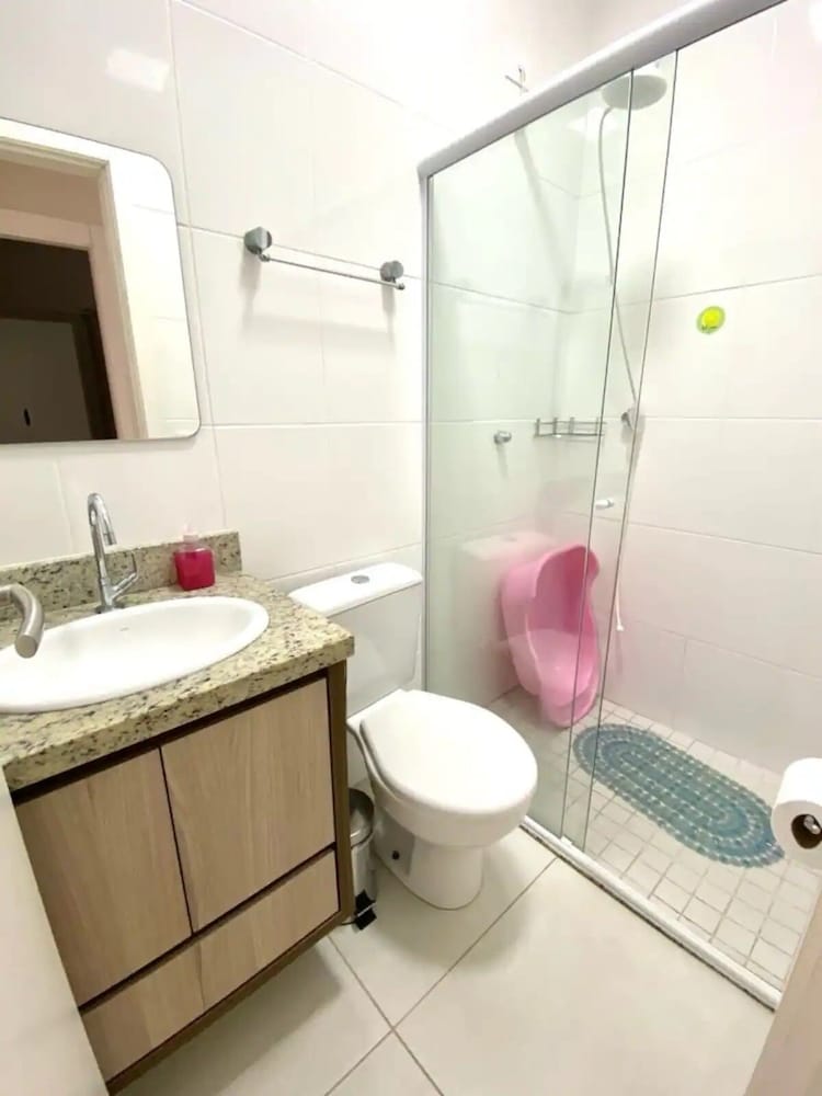 Apto novo e arejado com uma ampla sacada in Bertioga, Brasil