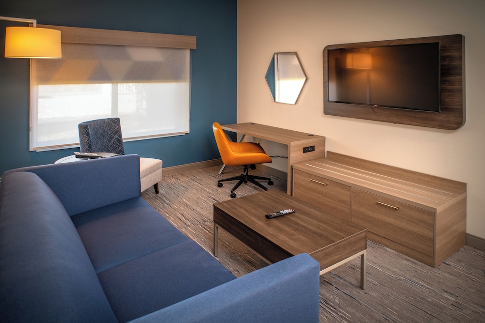 Holiday Inn Express and Suites Fairmont by IHG - photo 10