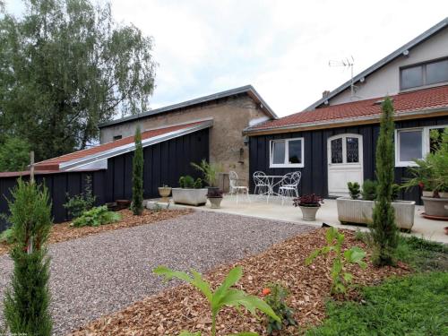 Charmant Studio avec Jardin et Terrasses Environnement Calme et Historique FR 1 583 383 — hotel in La Villedieu-Du-Clain