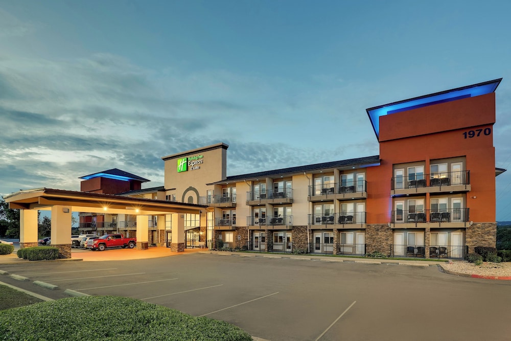 Holiday Inn Express Hotel & Suites Branson 76 Central by IHG - photo 2