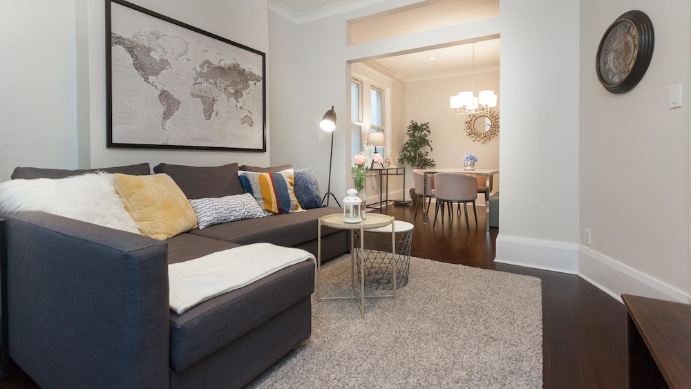 Applewood Suites Danforth Avenue — 4-Star Luxury Hotel in Toronto, Canada