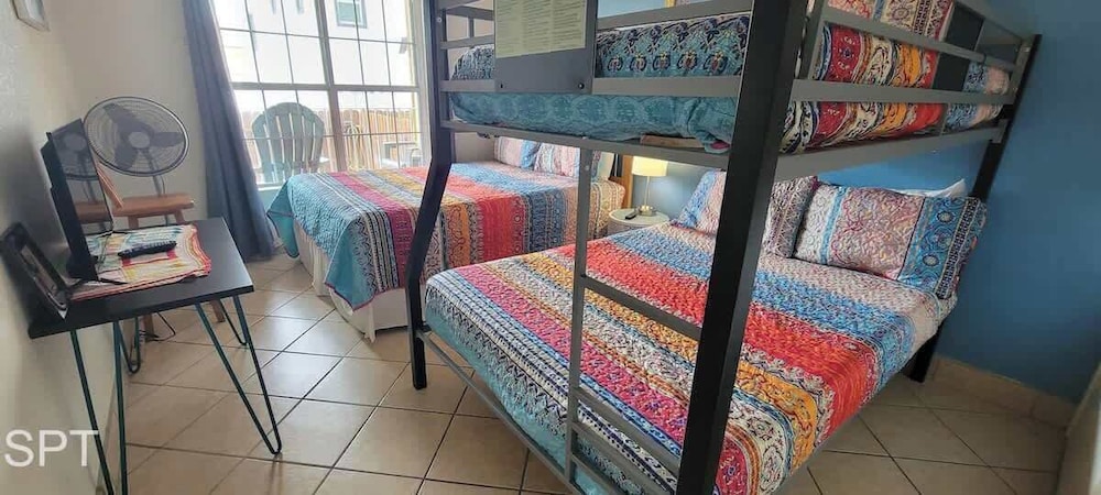 2 Bed 2 Bath 1st Fl Condo By Beach w Washer Dryer — 4-Star Luxury Hotel in South Padre Island, United States