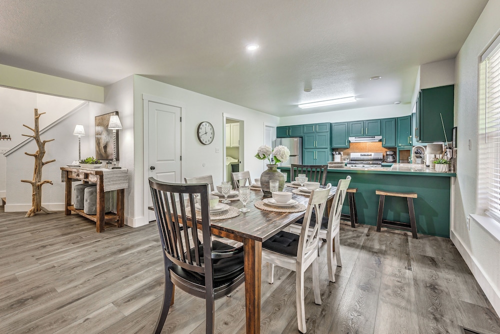 7 Mi to Ski Slopes Modern Ruidoso Retreat in Ruidoso, United States