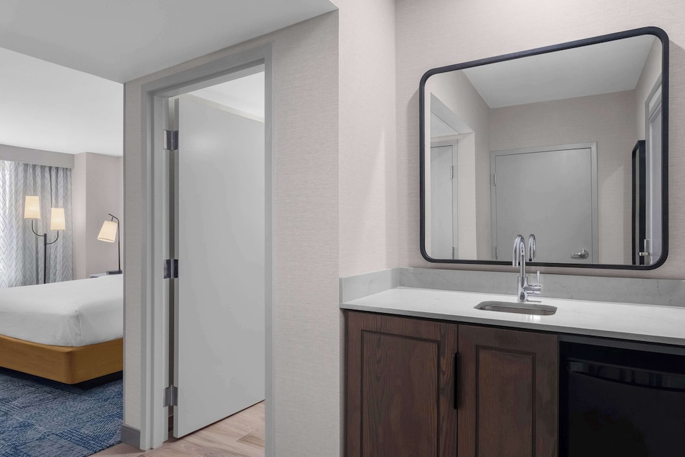 Embassy Suites by Hilton El Paso - photo 39