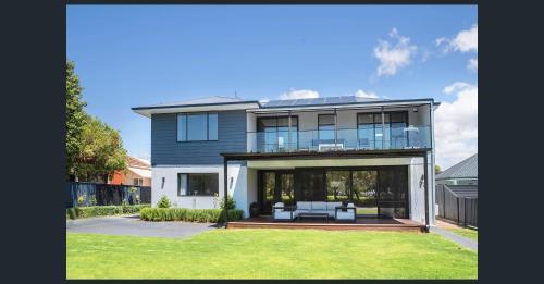 Huge Luxury Busselton Jetty — carbon neutral stay, Busselton