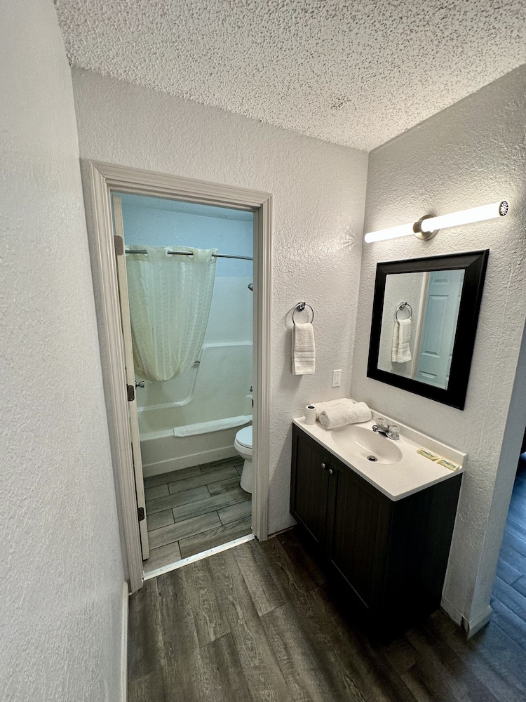 Ozark Inn & Suites - photo 9