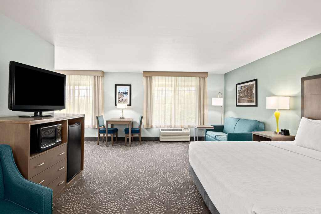 La Quinta Inn & Suites by Wyndham Newport - photo 34