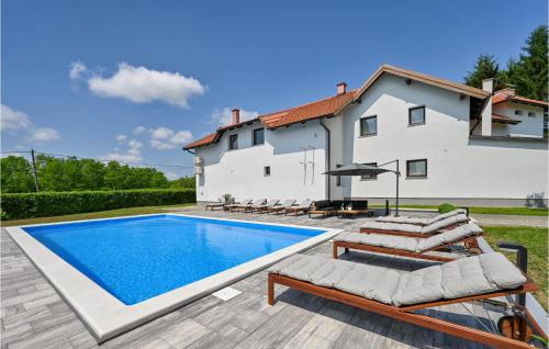 5 Bedroom Cozy Home In Desni Stefanki — 4-Star Luxury Hotel in Lasinja, Croatia