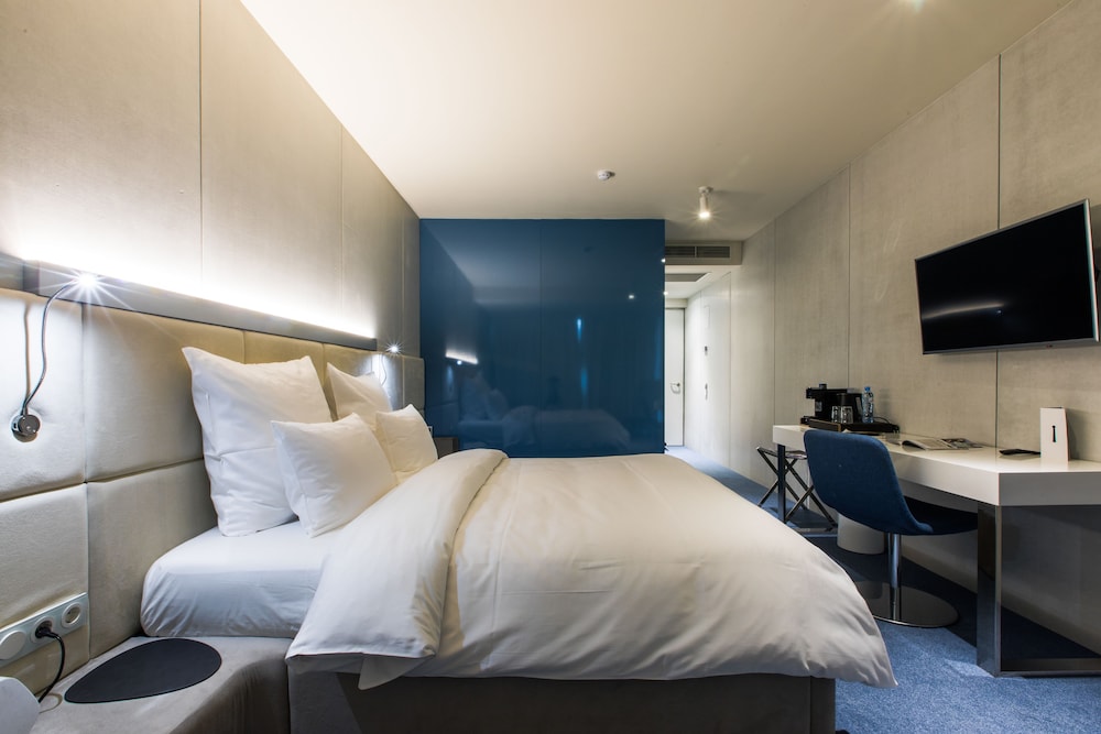 The Grove Design Hotel