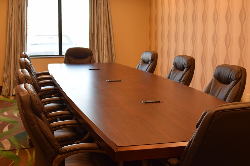 Holiday Inn Express Hotel & Suites Pratt by IHG - photo 27