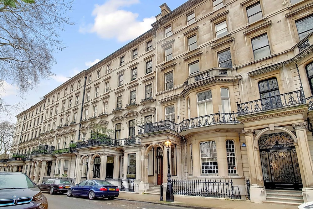 Knightsbridge 1BD Flat with Private Balcony — 4-Star Luxury Hotel in London, United Kingdom