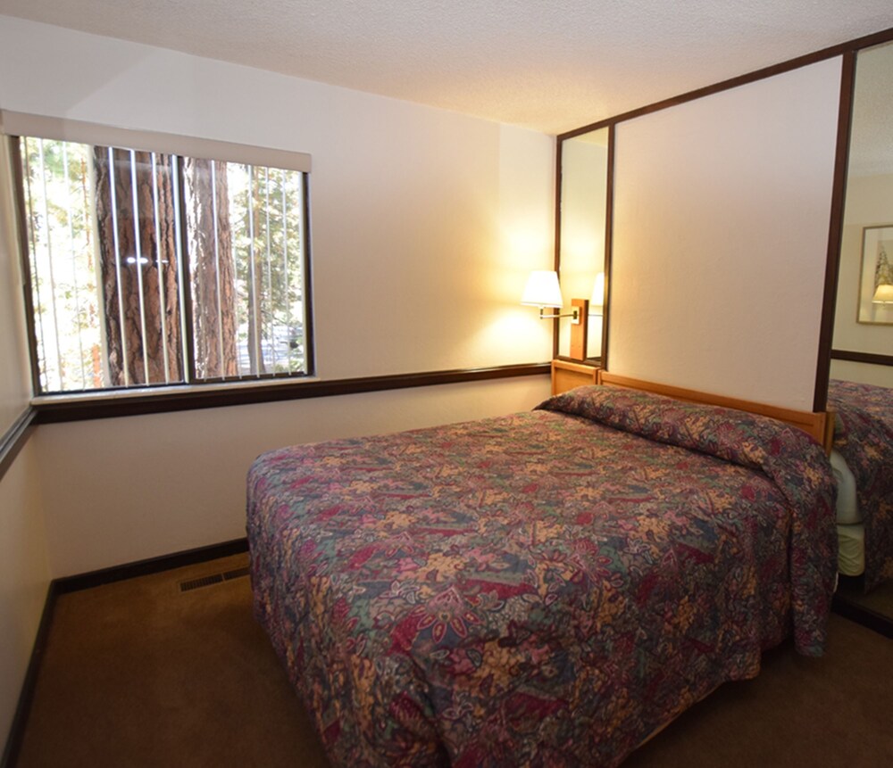 Club Tahoe - photo 4