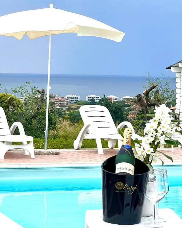Vigneto Italian Restaurant & B&B — 4-Star Luxury Hotel in Villa Rosa, Italy