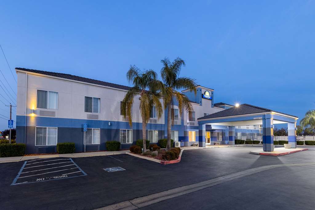 Days Inn by Wyndham Lathrop - photo 3