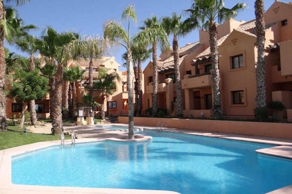 2 Bed Sleeps 4 Pet Friendly Free Parking — 4-Star Luxury Hotel in Los Alcazares, Spain