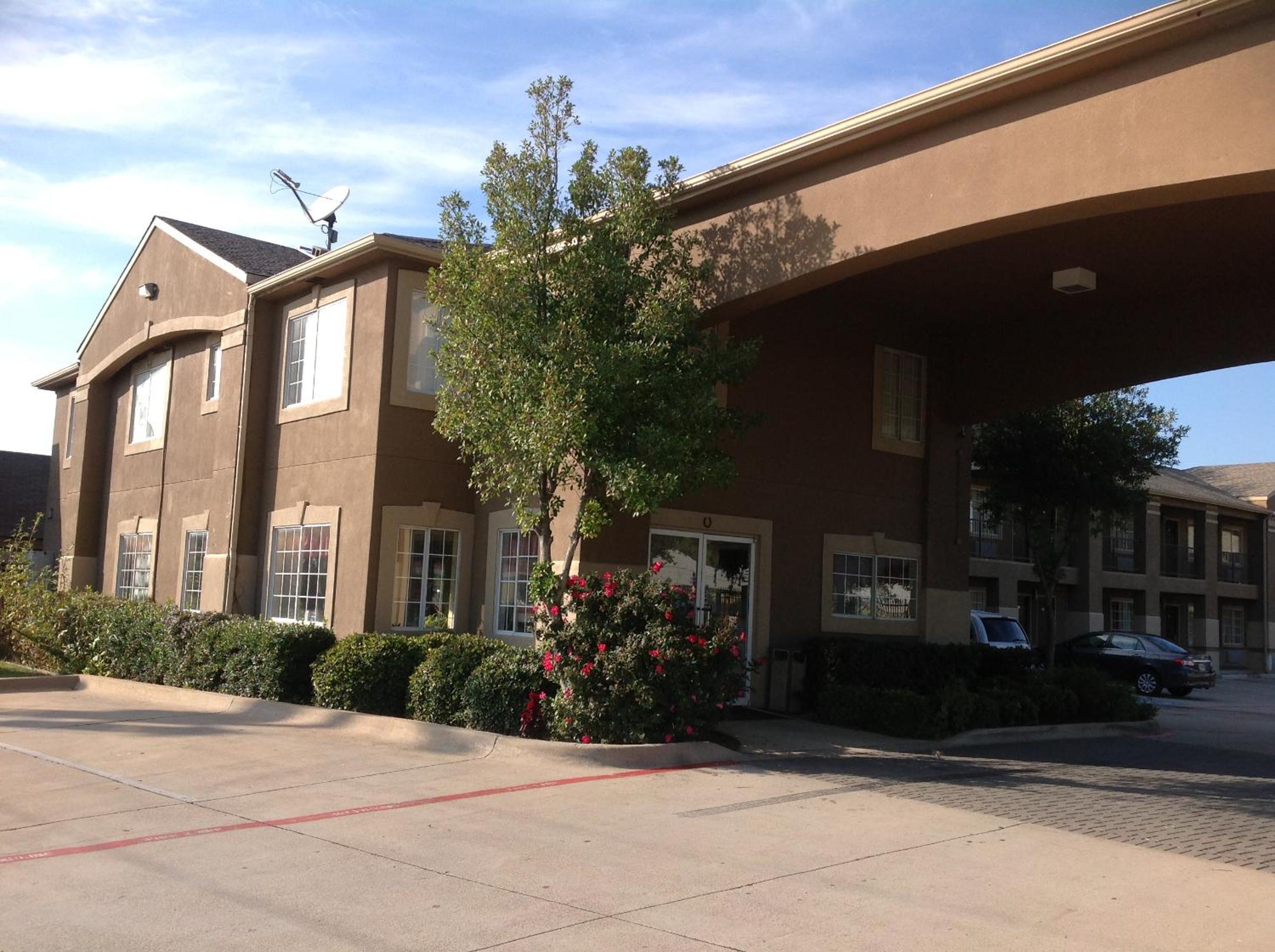 Howard Johnson by Wyndham Grand Prairie Near Lone Star Park - photo 35