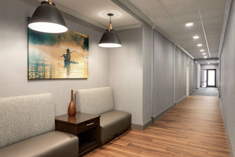 Hampton Inn and Suites Pine Bluff - photo 32