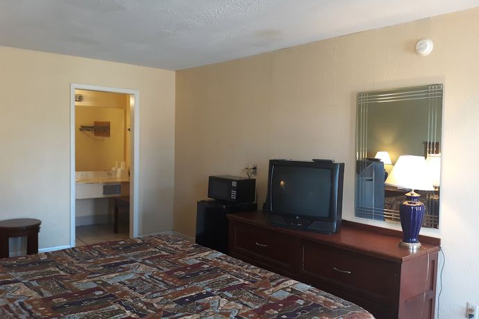 Rest Inn Extended Stay I 40 Airport Wedding & Event Center - photo 4