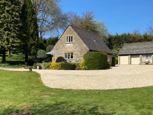 Far Hill Cottage — 4-Star Luxury Hotel in Cheltenham, United Kingdom