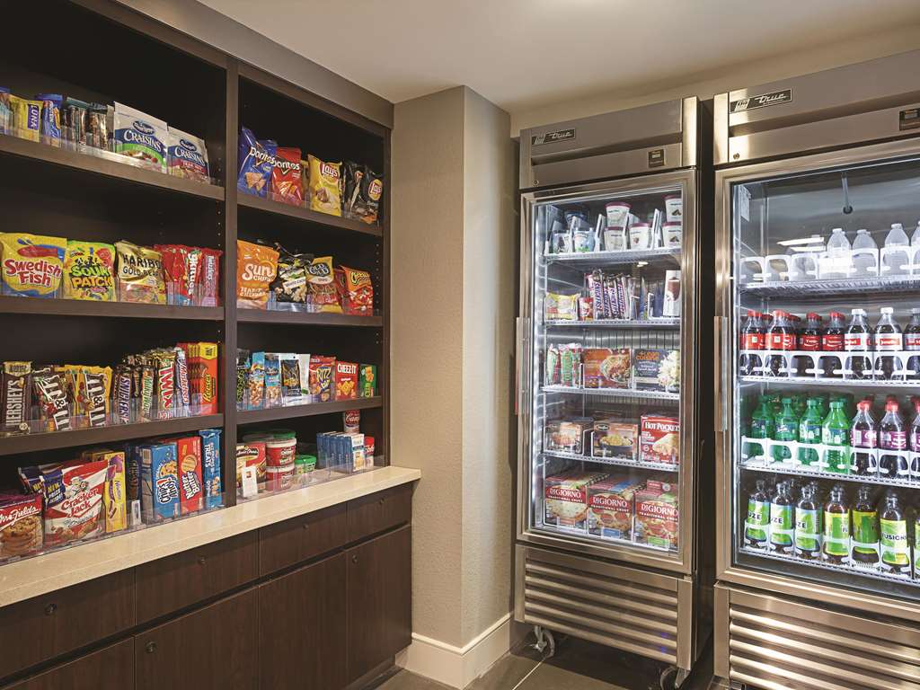 La Quinta Inn & Suites by Wyndham Baltimore BWI Airport - photo 67