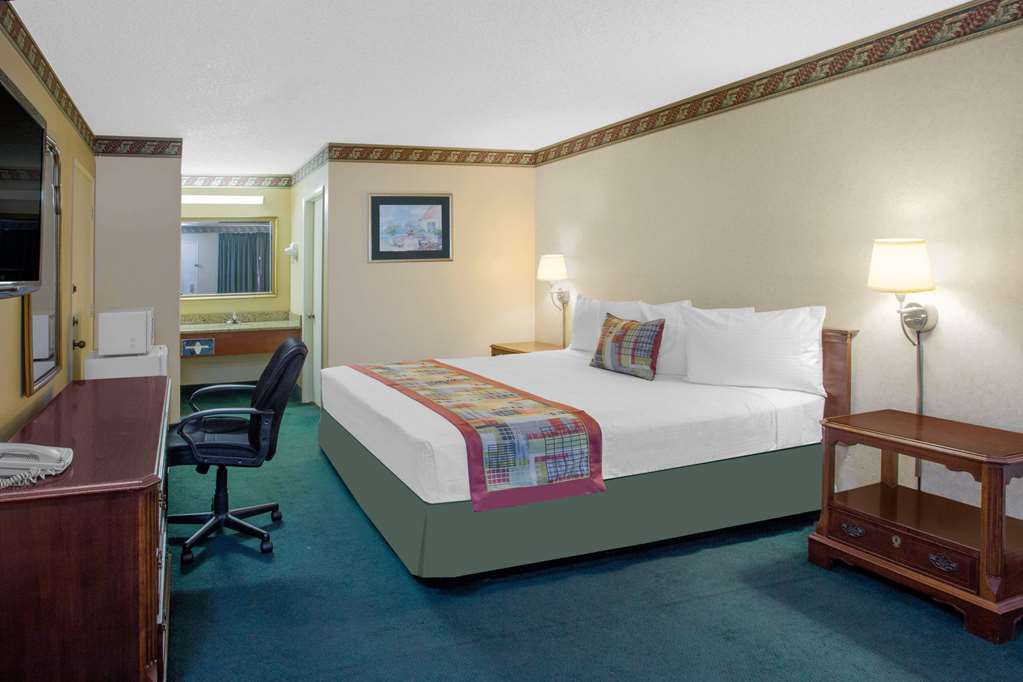 Travelodge by Wyndham Costa Mesa Newport Beach Hacienda - photo 9