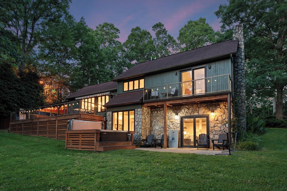 Shady Daze: Waterfront Home w Deck Hot Tub Lake Views — 4-Star Luxury Hotel in Sherrills Ford, United States