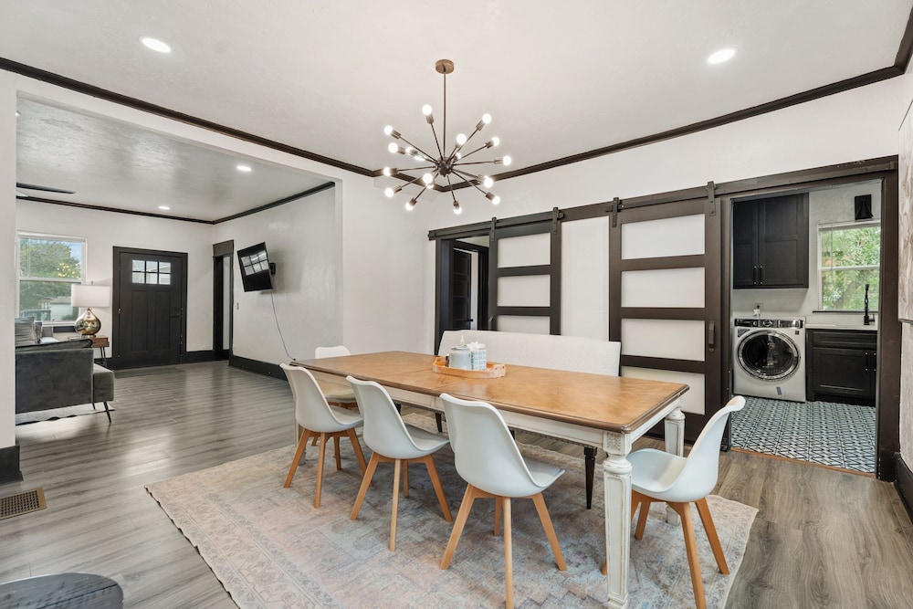 6BR Retreat Comfort Convenience Kitchen 16 in Oklahoma City, United States