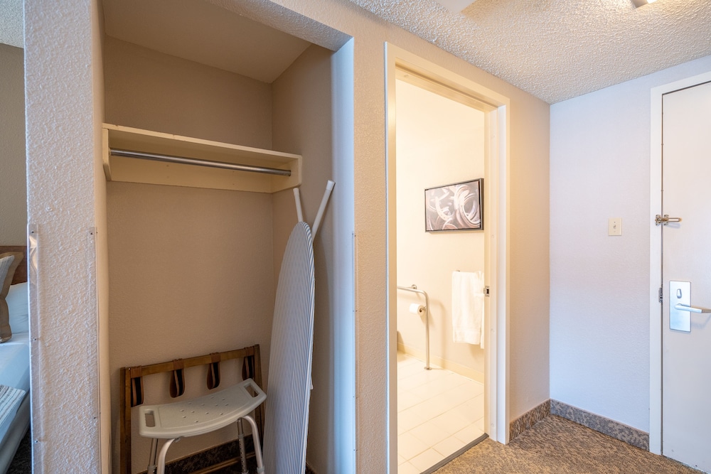 Kellogg West Conference Center and Hotel - photo 10