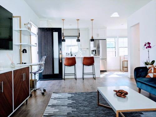 Downtown Culver City New Designer Lux 1 Bedroom — 4-Star Luxury Hotel in Los Angeles, United States