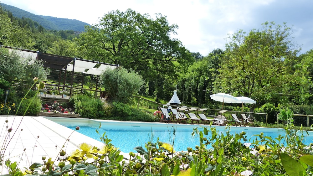 Cerqua Rosara Residence — 4-Star Luxury Hotel in Valtopina, Italy