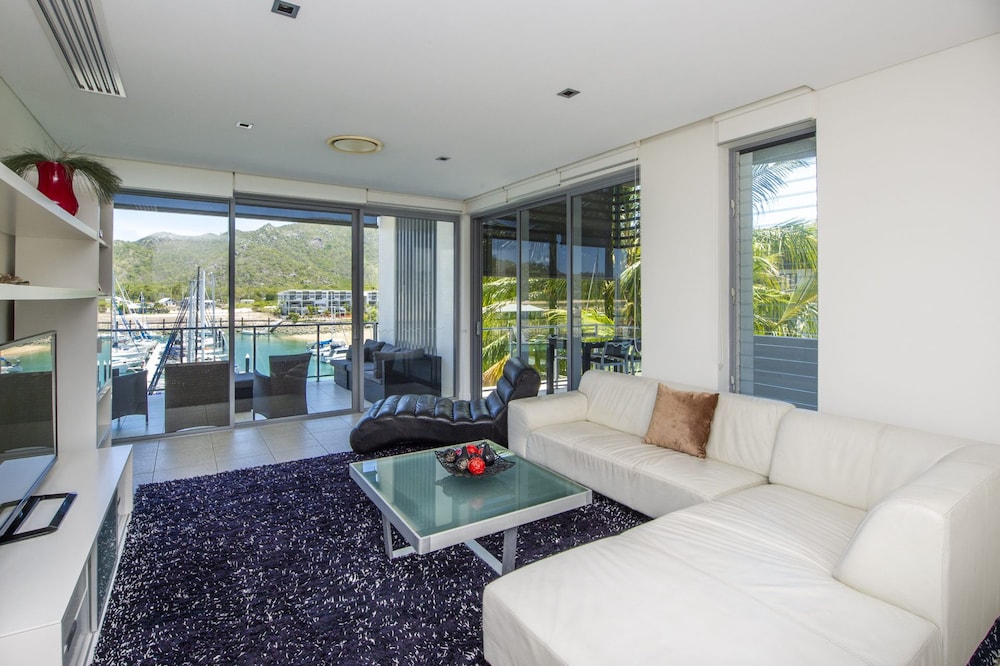 Blue on Blue Penthouse Apartment 335 — 4-Star Luxury Hotel in Nelly Bay, Australia