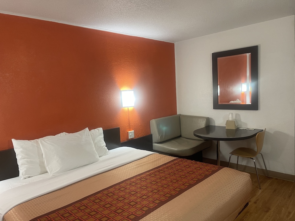 Regal 8 Inn & Suites - photo 8