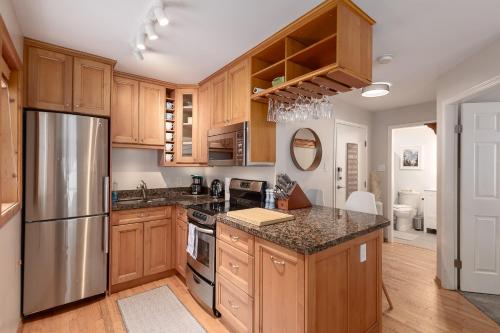 1BR in Powderview Creekside Bright and Cozy Private Ski Storage Fireplace Free Parking in Whistler, Canada