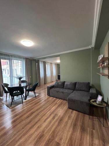 Becca s Downtown Apartment with private parking — 4-Star Luxury Hotel in Oradea, Romania
