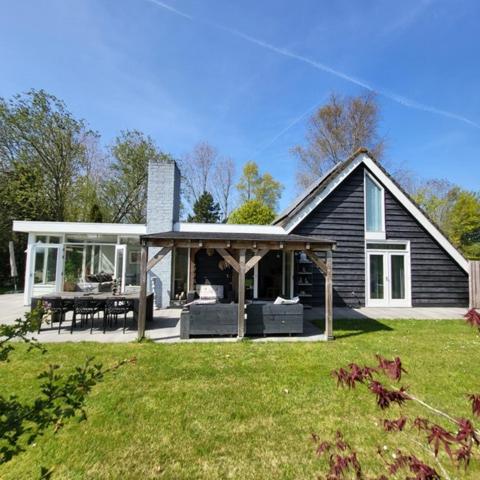 Vakantiehuis met sauna omheinde tuin & nabij strand VP087 — 4-Star Luxury Hotel in Bruinisse, Netherlands