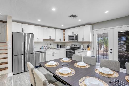 Family Reunion Remodeled King Beds X box Desks — 4-Star Luxury Hotel in Las Vegas, United States