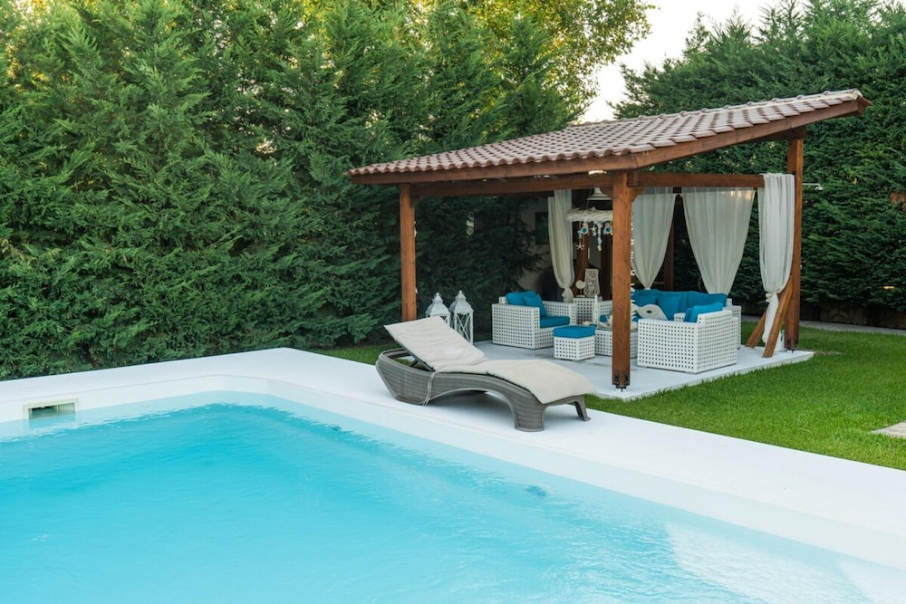 Crown Villa Aphrodite With Private Pool — 4-Star Luxury Hotel in Kamena Vourla, Greece